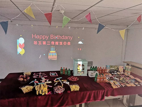 办公室的小伙伴早早开始布置生日会场,惊喜礼品,零食,水果,游戏道具等